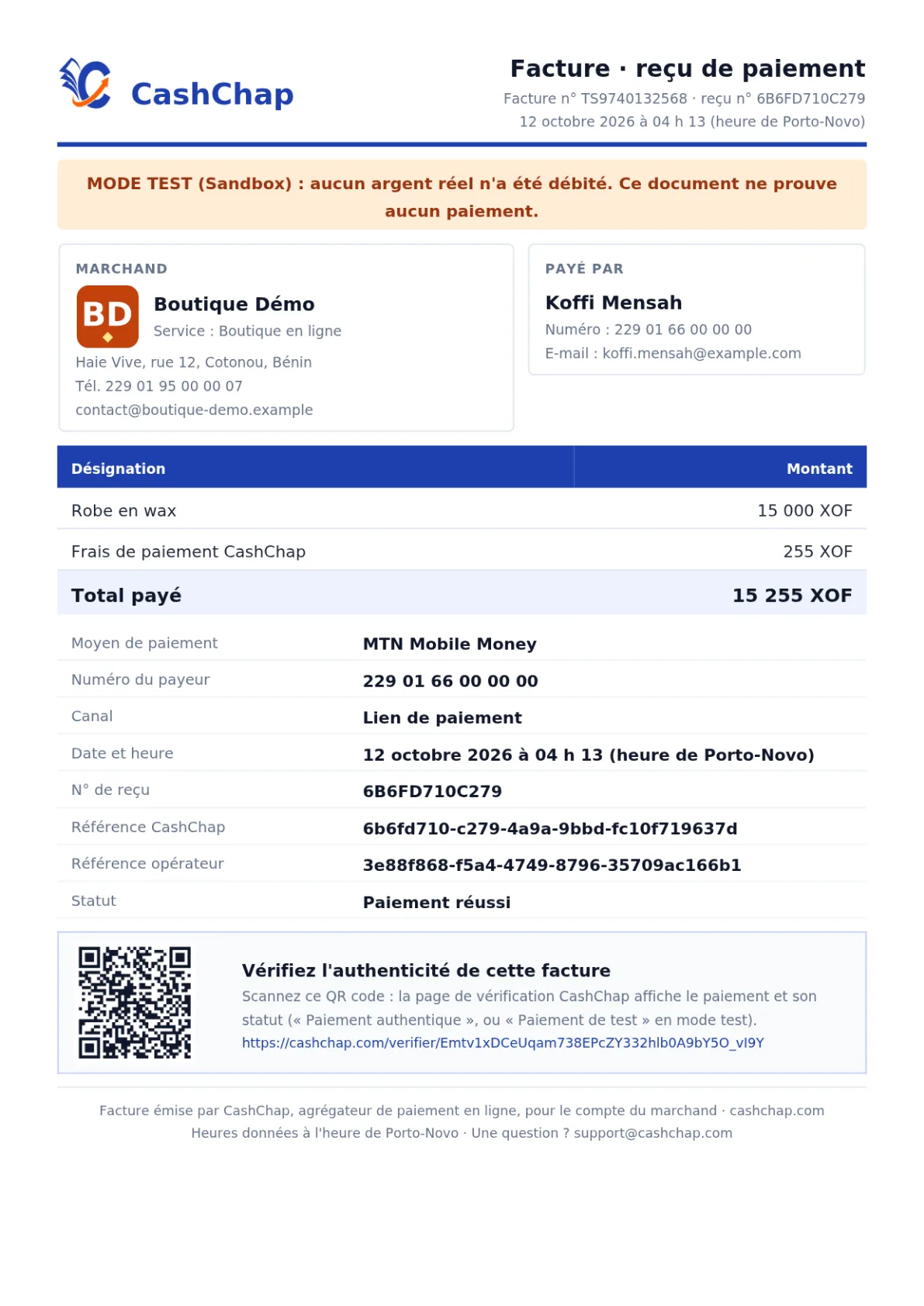 Facture PDF A4 en mode test : logo CashChap, titre « Facture · reçu de paiement », Facture n° TS9740132568 · reçu n° 6B6FD710C279, 12 octobre 2026 à 04 h 13 (heure de Porto-Novo), bandeau « MODE TEST (Sandbox) : aucun argent réel n'a été débité. Ce document ne prouve aucun paiement. », bloc Marchand avec le logo BD, Boutique Démo, Service : Boutique en ligne, adresse, téléphone et e-mail, bloc Payé par Koffi Mensah, Numéro : 229 01 66 00 00 00, E-mail : koffi.mensah@example.com, tableau Désignation et Montant : Robe en wax 15 000 XOF, Frais de paiement CashChap 255 XOF, Total payé 15 255 XOF, puis Moyen de paiement MTN Mobile Money, Numéro du payeur 229 01 66 00 00 00, Canal Lien de paiement, Date et heure, N° de reçu, Référence CashChap, Référence opérateur, Statut Paiement réussi, le QR code « Vérifiez l'authenticité de cette facture » avec l'adresse https://cashchap.com/verifier/…, et le pied « Facture émise par CashChap, agrégateur de paiement en ligne, pour le compte du marchand · cashchap.com ».