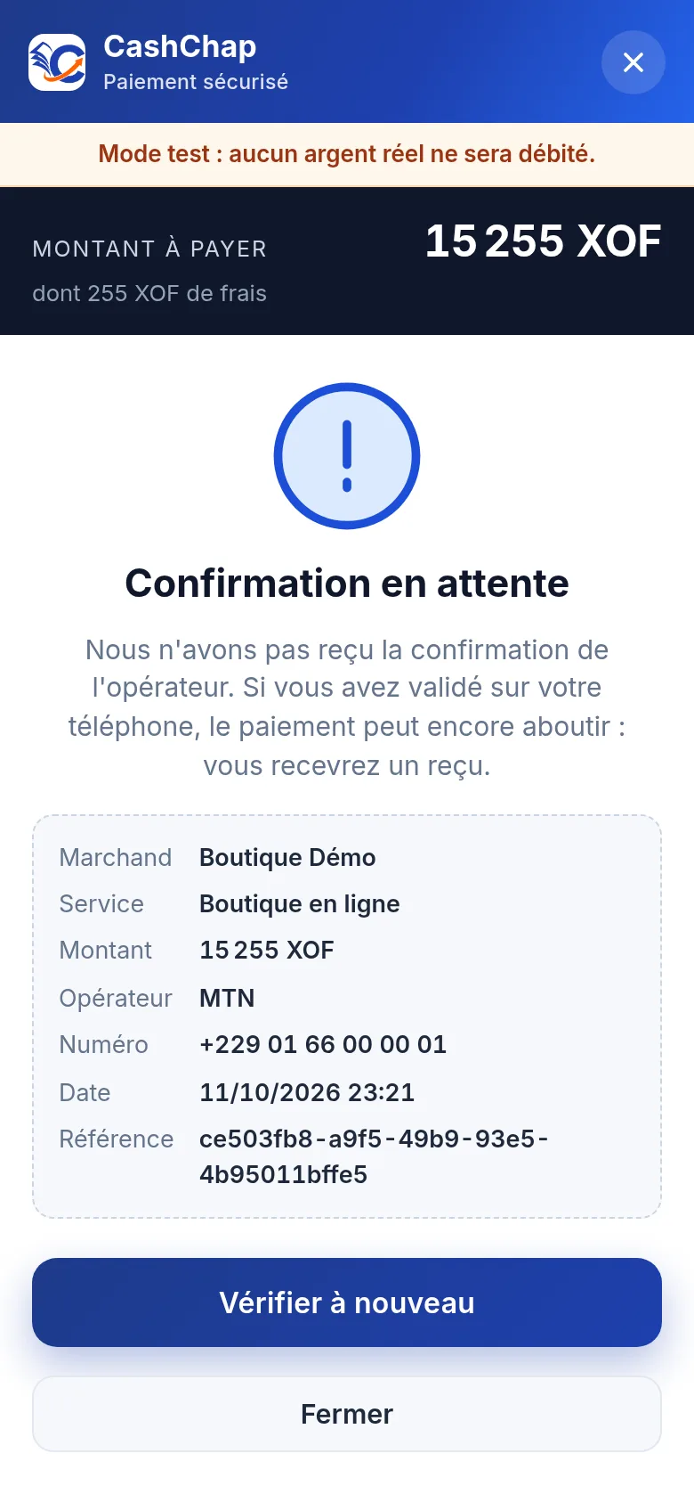 Écran Confirmation en attente sur téléphone, en mode test : bandeau Montant à payer 15 255 XOF dont 255 XOF de frais, message « Nous n'avons pas reçu la confirmation de l'opérateur. Si vous avez validé sur votre téléphone, le paiement peut encore aboutir : vous recevrez un reçu. », récapitulatif (marchand Boutique Démo, service Boutique en ligne, montant 15 255 XOF, opérateur MTN, numéro +229 01 66 00 00 01, date, référence), boutons Vérifier à nouveau et Fermer.