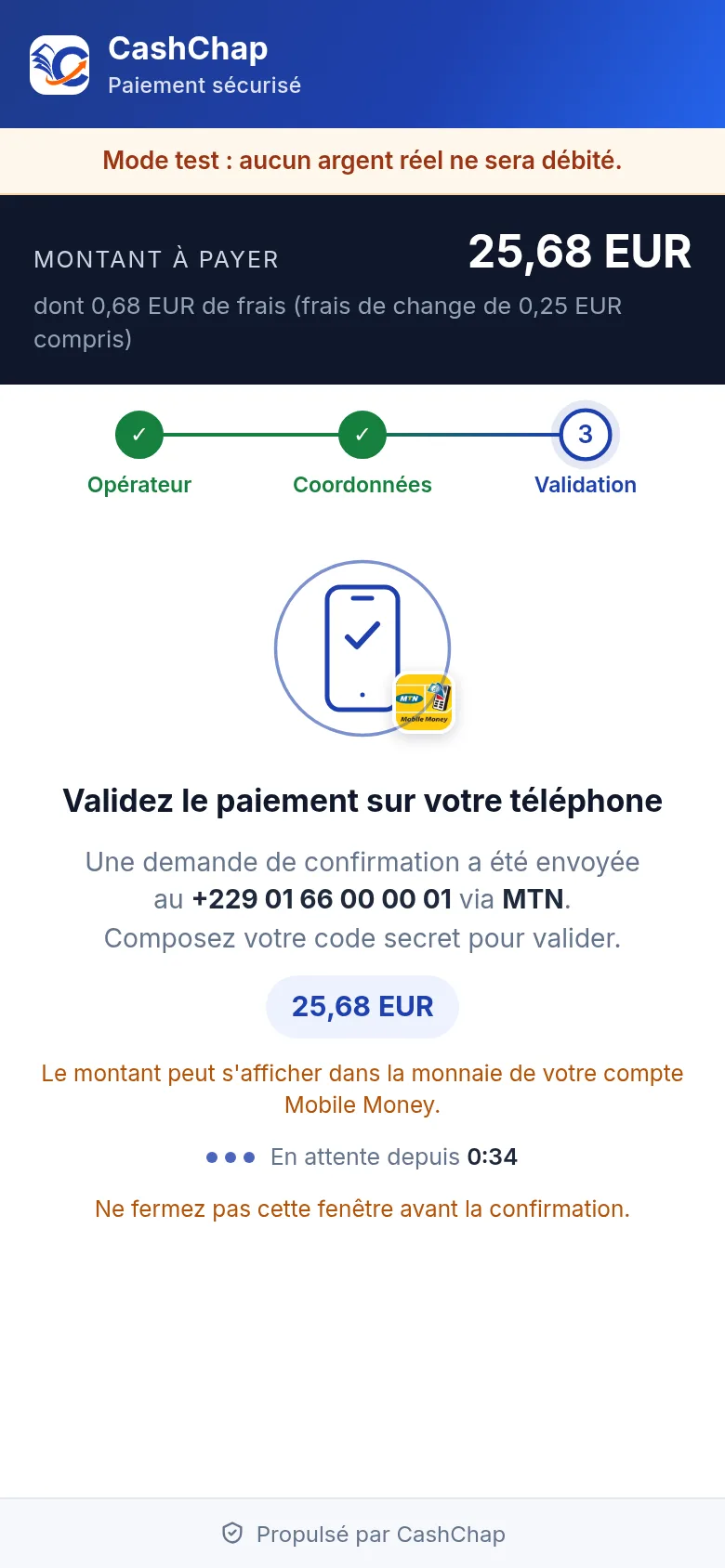 Écran d'attente sur téléphone, en mode test : Montant à payer 25,68 EUR dont 0,68 EUR de frais (frais de change de 0,25 EUR compris), étape Validation, titre « Validez le paiement sur votre téléphone », « Une demande de confirmation a été envoyée au +229 01 66 00 00 01 via MTN. Composez votre code secret pour valider. », pastille 25,68 EUR, texte en orange « Le montant peut s'afficher dans la monnaie de votre compte Mobile Money. », « En attente depuis 0:34 », « Ne fermez pas cette fenêtre avant la confirmation. ».