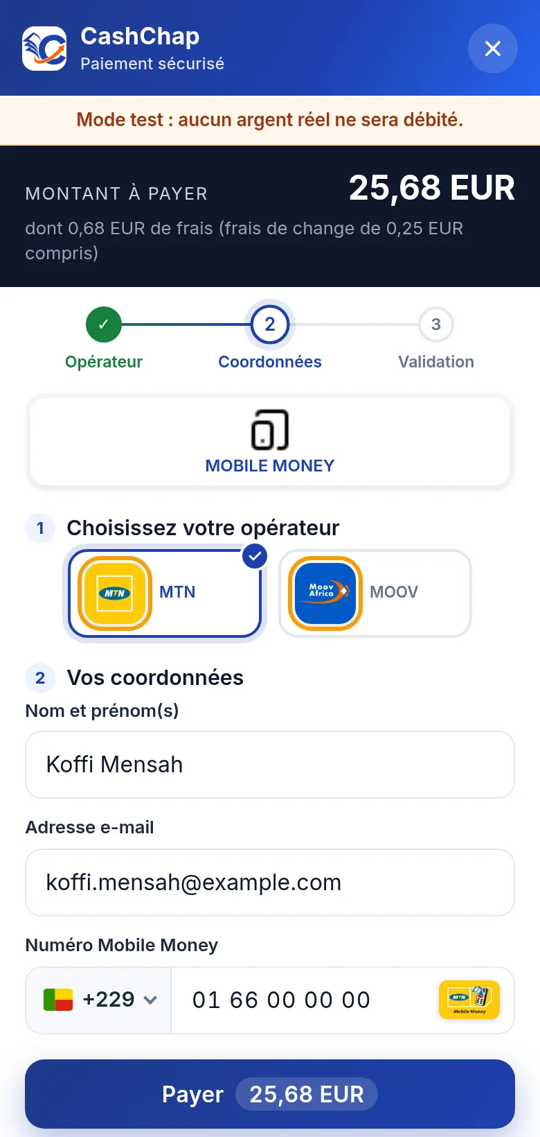 Page de paiement du lien sur téléphone, en mode test : bandeau Montant à payer 25,68 EUR, dont 0,68 EUR de frais (frais de change de 0,25 EUR compris) ; étape Coordonnées, opérateur MTN choisi, nom Koffi Mensah, e-mail koffi.mensah@example.com, numéro 01 66 00 00 00 avec l'indicatif +229 ; bouton Payer 25,68 EUR. Aucun montant en XOF.