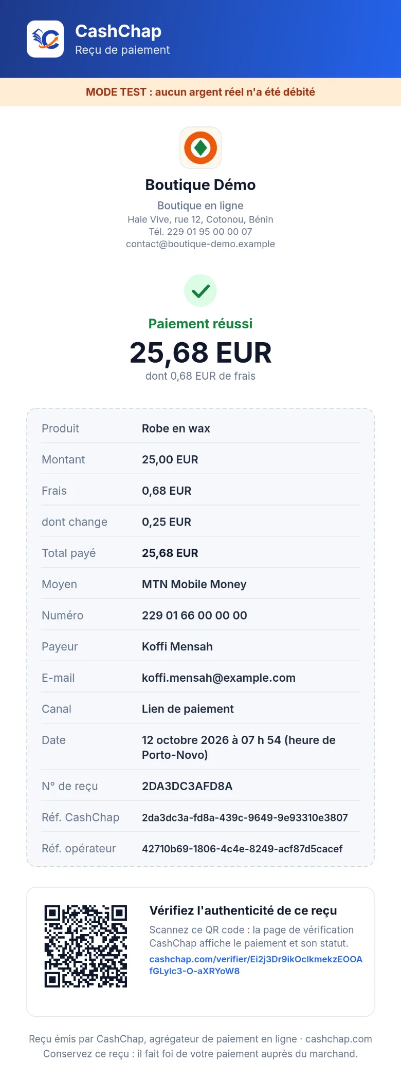 Image du reçu téléchargé, en mode test, pour un service réglé en euros : bandeau CashChap Reçu de paiement, bandeau « MODE TEST : aucun argent réel n'a été débité », logo BD et nom du marchand Boutique Démo, service Boutique en ligne, coordonnées, coche verte, Paiement réussi, 25,68 EUR dont 0,68 EUR de frais (frais de change de 0,25 EUR compris), puis Produit Robe en wax, Montant 25,00 EUR, Frais 0,68 EUR, dont change 0,25 EUR, Total payé 25,68 EUR, Moyen MTN Mobile Money, Numéro 229 01 66 00 00 00, Payeur Koffi Mensah, E-mail koffi.mensah@example.com, Canal Lien de paiement, Date 12 octobre 2026 à 07 h 54 (heure de Porto-Novo), N° de reçu, Réf. CashChap et Réf. opérateur, puis le QR code « Vérifiez l'authenticité de ce reçu ». Aucun montant en XOF.