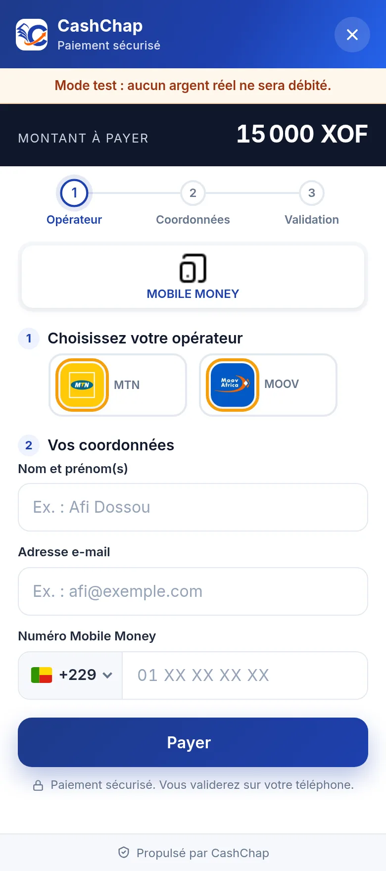 Page de paiement du lien sur téléphone, en mode test : en-tête CashChap Paiement sécurisé avec le bouton ✕ de retour au produit, bandeau « Mode test : aucun argent réel ne sera débité. », montant à payer 15 000 XOF, étapes Opérateur, Coordonnées, Validation, un seul onglet Mobile Money, choix de l'opérateur MTN ou MOOV, champs vides Nom et prénom(s), Adresse e-mail et Numéro Mobile Money avec l'indicatif +229, bouton Payer et pied Propulsé par CashChap.