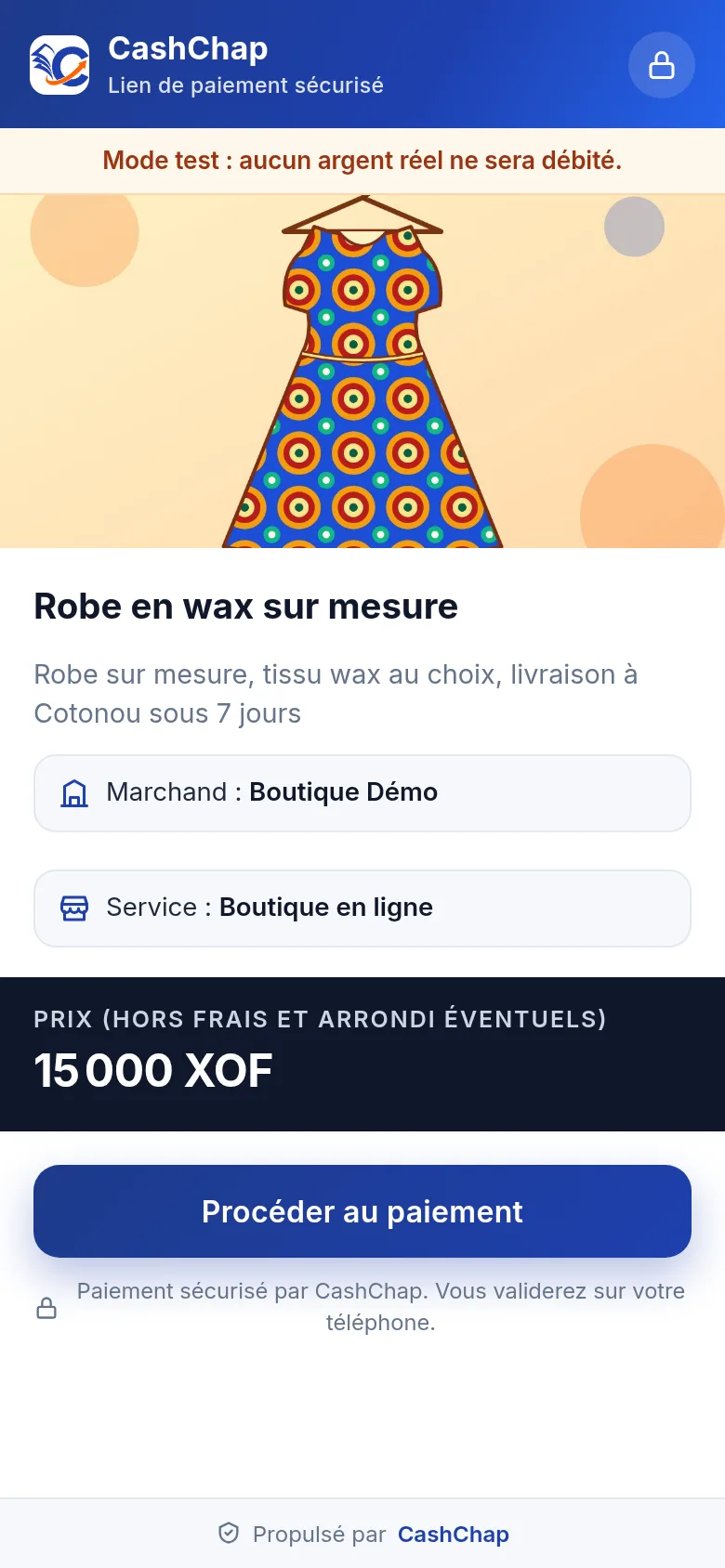 Page produit d'un lien de paiement sur téléphone, en mode test : en-tête CashChap Lien de paiement sécurisé avec un cadenas, bandeau « Mode test : aucun argent réel ne sera débité. », image d'une robe en wax, titre Robe en wax sur mesure, description « Robe sur mesure, tissu wax au choix, livraison à Cotonou sous 7 jours », Marchand : Boutique Démo, Service : Boutique en ligne, bandeau sombre Prix (hors frais et arrondi éventuels) 15 000 XOF, bouton Procéder au paiement, mention « Paiement sécurisé par CashChap. Vous validerez sur votre téléphone. » et pied Propulsé par CashChap.