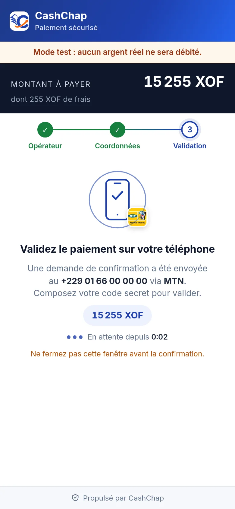 Étape 3 sur téléphone, en mode test : en-tête Paiement sécurisé sans bouton ✕, montant à payer 15 255 XOF dont 255 XOF de frais, étapes Opérateur et Coordonnées cochées, écran Validez le paiement sur votre téléphone, demande envoyée au +229 01 66 00 00 00 via MTN, montant 15 255 XOF, compteur En attente depuis 0:02, consigne Ne fermez pas cette fenêtre avant la confirmation.