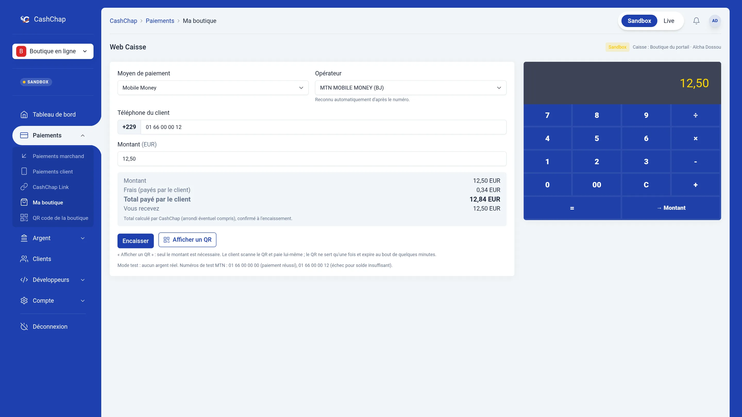 Page Web Caisse en Live d'un service réglé en euros : opérateur MTN MOBILE MONEY (BJ) reconnu d'après le numéro 01 66 00 00 12, champ Montant (EUR) à 12,50 repris sur la calculatrice, récapitulatif Montant 12,50 EUR, Frais (payés par le client) 0,34 EUR (dont 0,13 EUR de frais de change), Total payé par le client 12,84 EUR, Vous recevez 12,50 EUR, boutons Encaisser et Afficher un QR.