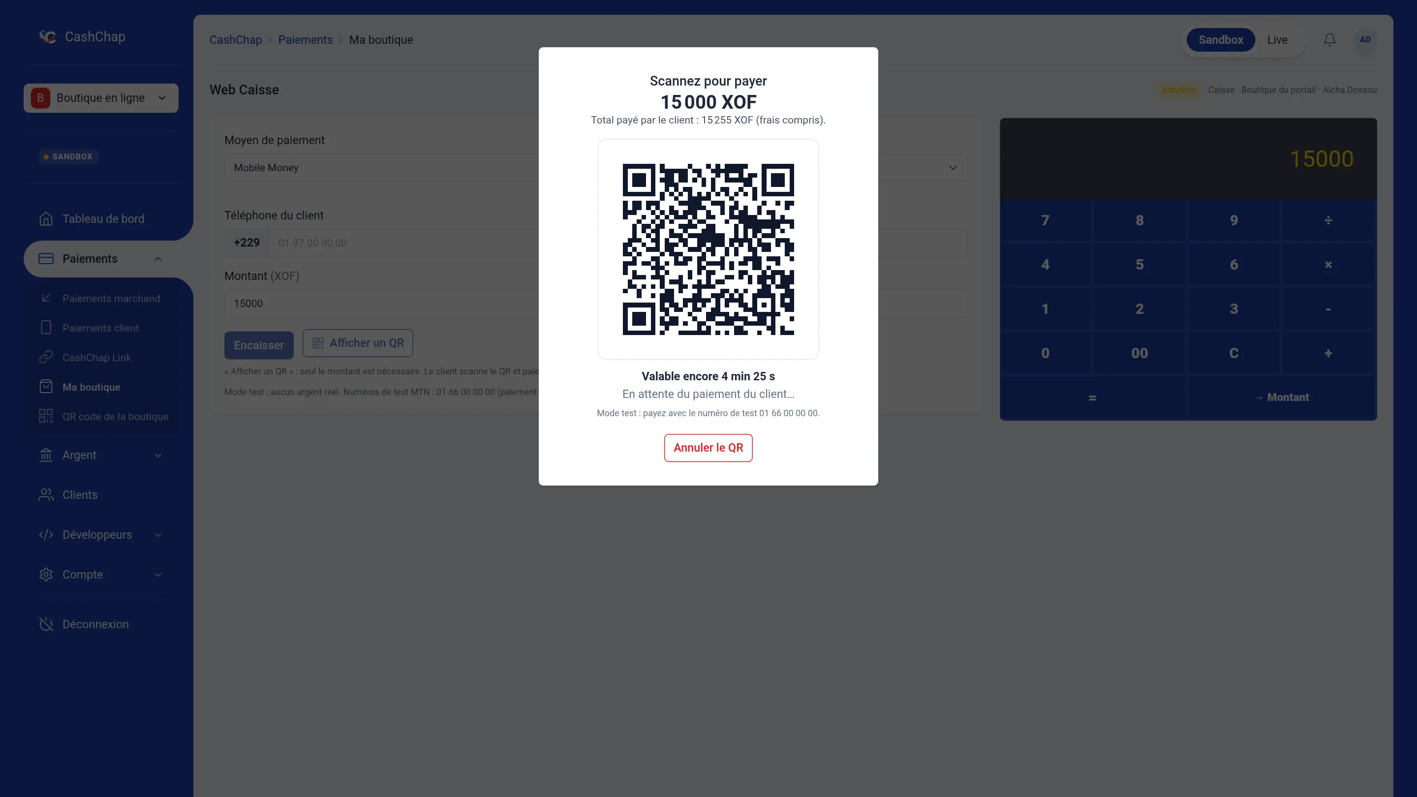 Portail en mode Sandbox, page Web Caisse (Paiements › Ma boutique), caisse « Boutique du portail · Aïcha Dossou », montant 15000 saisi et repris sur la calculatrice : au centre, la fenêtre « Scannez pour payer » avec 15 000 XOF, « Total payé par le client : 15 255 XOF (frais compris). », le QR code, « Valable encore 4 min 26 s », « En attente du paiement du client… », « Mode test : payez avec le numéro de test 01 66 00 00 00. » et le bouton Annuler le QR.