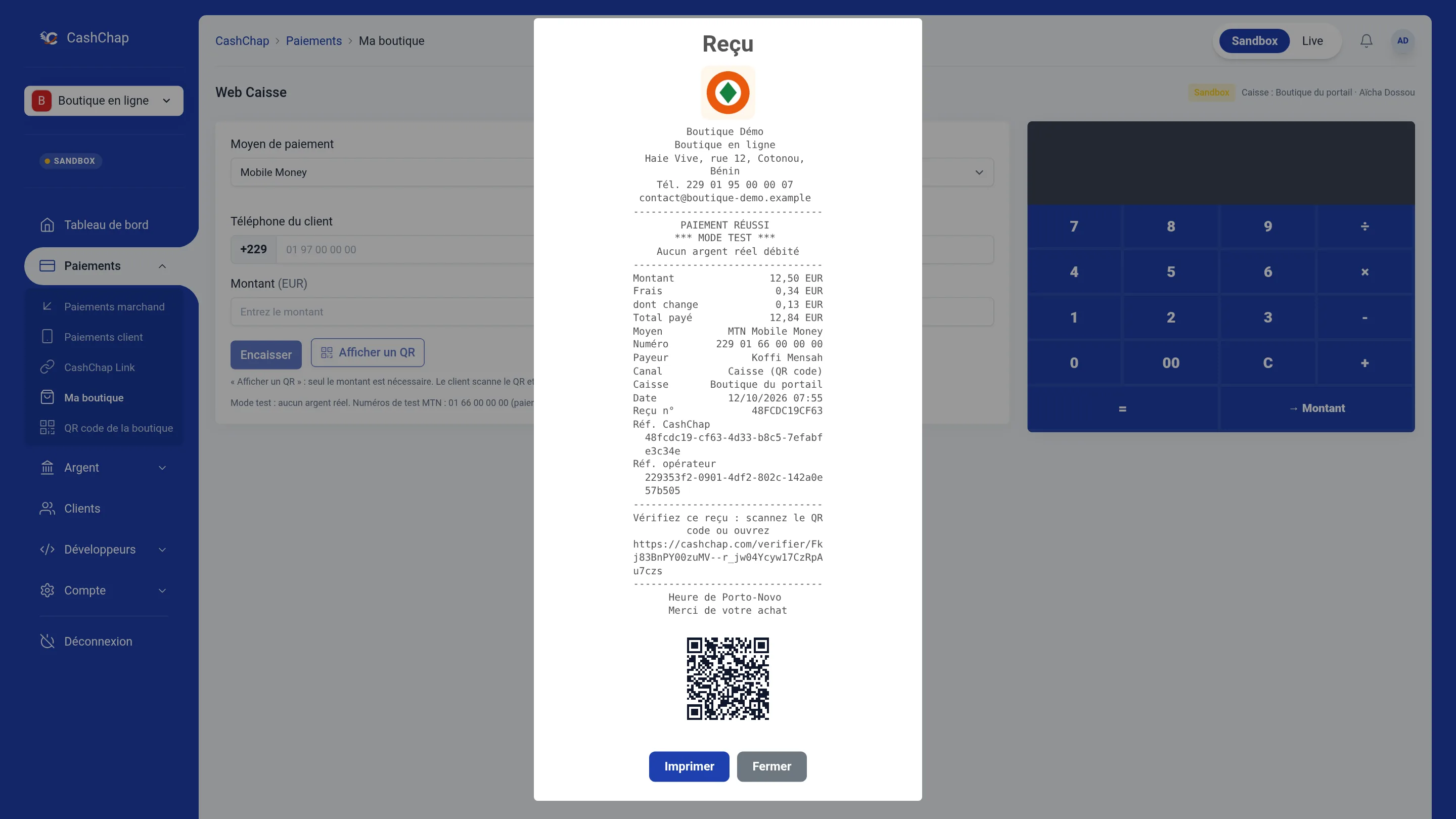 Portail en mode Sandbox, page Web Caisse d'un service réglé en euros : fenêtre Reçu avec le logo BD, Boutique Démo, Boutique en ligne, coordonnées, PAIEMENT RÉUSSI, *** MODE TEST ***, puis Montant 12,50 EUR, Frais 0,34 EUR (dont 0,13 EUR de frais de change), Total payé 12,84 EUR, Moyen MTN Mobile Money, Numéro 229 01 66 00 00 00, Payeur Koffi Mensah, Canal Caisse (QR code), Caisse Boutique du portail, Date 12/10/2026 06:48, Reçu n°, Réf. CashChap, Réf. opérateur, adresse de vérification, QR code, boutons Imprimer et Fermer.