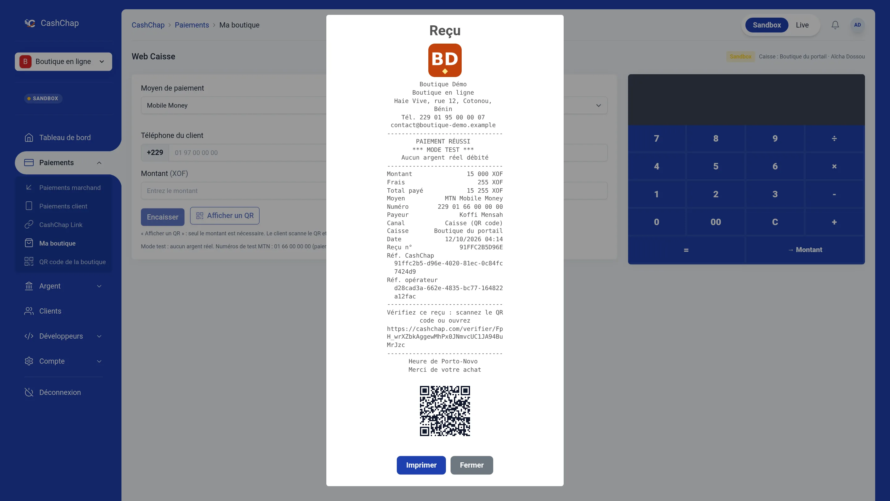 Portail en mode Sandbox, page Web Caisse (Paiements › Ma boutique) : par-dessus la caisse, la fenêtre Reçu avec le logo BD, Boutique Démo, Boutique en ligne, adresse, Tél. 229 01 95 00 00 07 et e-mail, PAIEMENT RÉUSSI, *** MODE TEST ***, Aucun argent réel débité, puis Montant 15 000 XOF, Frais 255 XOF, Total payé 15 255 XOF, Moyen MTN Mobile Money, Numéro 229 01 66 00 00 00, Payeur Koffi Mensah, Canal Caisse (QR code), Caisse Boutique du portail, Date 12/10/2026 04:14, Reçu n° 91FFC2B5D96E, Réf. CashChap, Réf. opérateur, « Vérifiez ce reçu : scannez le QR code ou ouvrez https://cashchap.com/verifier/… », Heure de Porto-Novo, Merci de votre achat, le QR code d'authentification et les boutons Imprimer et Fermer.