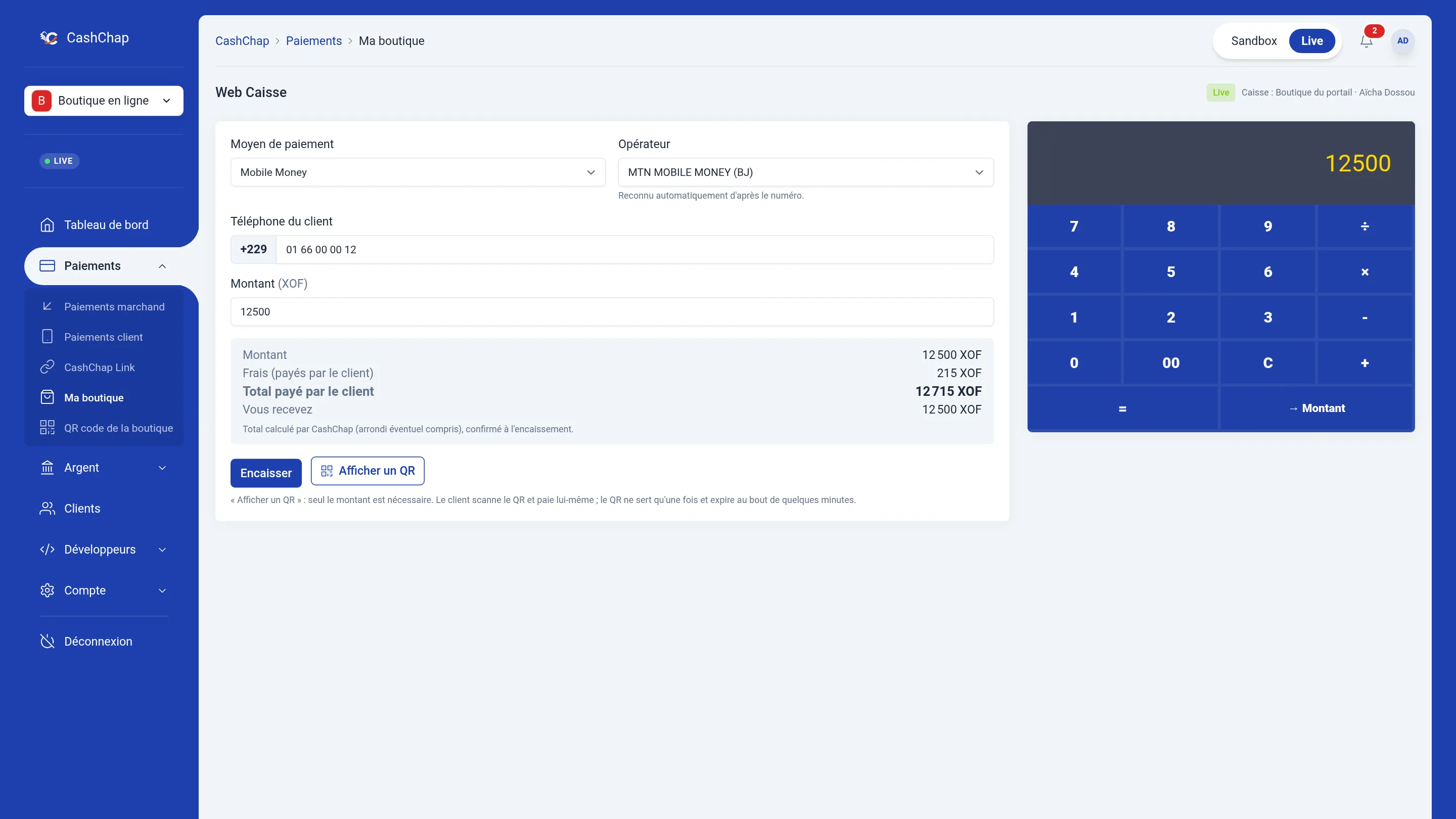Page Web Caisse (Paiements › Ma boutique) en Live, caisse « Boutique du portail · Aïcha Dossou » : moyen de paiement Mobile Money, opérateur MTN MOBILE MONEY (BJ) reconnu automatiquement d'après le numéro de Sènami Houngbédji, tapé 01 66 00 00 12 à côté de l'indicatif +229, montant 12 500 XOF repris sur l'écran de la calculatrice, récapitulatif avec 215 XOF de frais payés par le client, 12 715 XOF de total payé par le client et 12 500 XOF reçus, boutons Encaisser et Afficher un QR, puis la consigne du bouton Afficher un QR (seul le montant est nécessaire, le client scanne le QR et paie lui-même, le QR ne sert qu'une fois et expire au bout de quelques minutes).