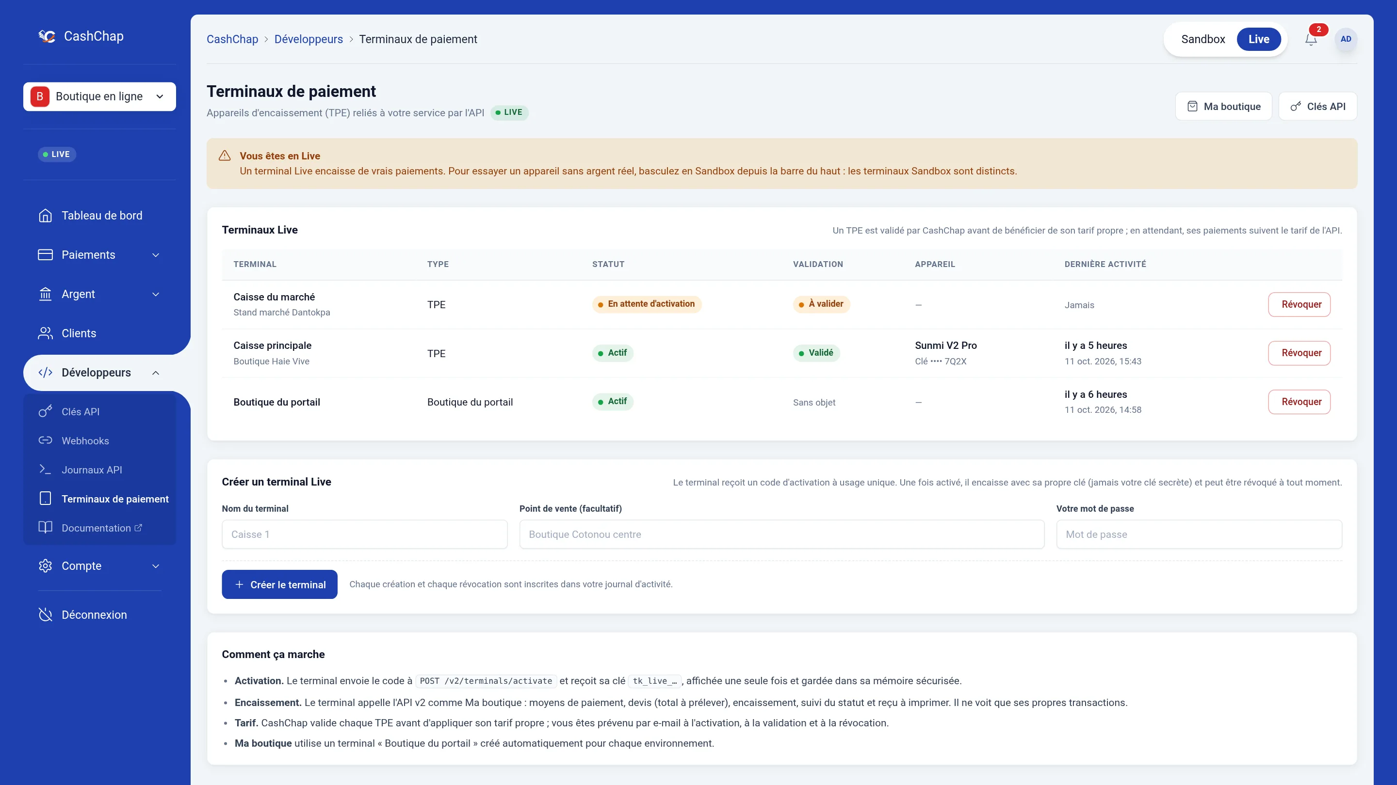 Page Développeurs › Terminaux de paiement en Live : avertissement Vous êtes en Live, liste des terminaux (Caisse du marché en attente d'activation et à valider ; Caisse principale active et validée sur un Sunmi V2 Pro, dernière activité le 11 oct. 2026 à 15:43 ; Boutique du portail, dernière activité à 14:58) avec le statut, la validation CashChap, l'appareil, la dernière activité et le bouton Révoquer, le bloc Créer un terminal Live (nom, point de vente, mot de passe, bouton Créer le terminal) et le bloc Comment ça marche.