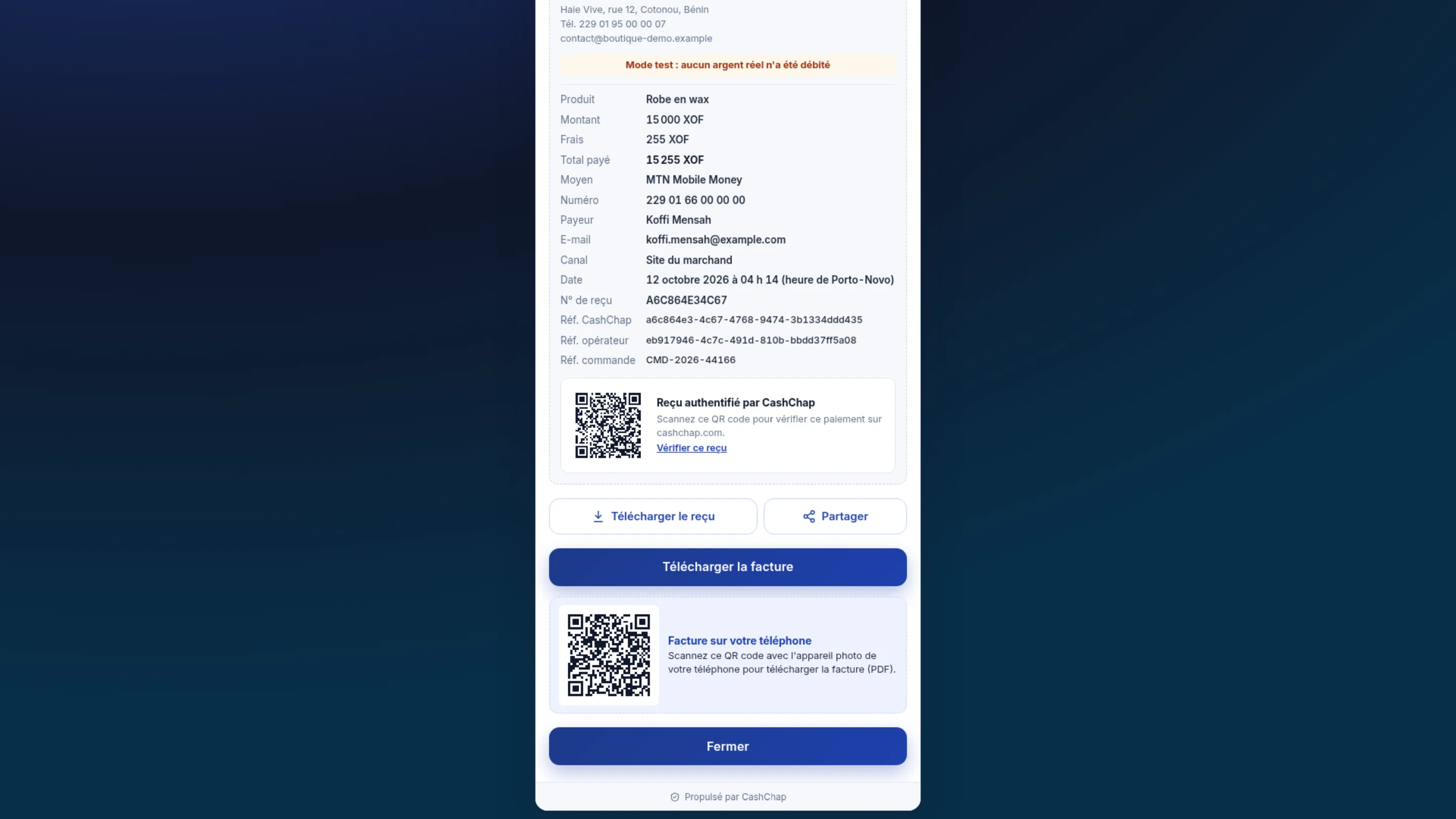 Fenêtre de navigateur de 1920 pixels : le widget ouvert par le SDK 2.0.2 sur le site de Boutique Démo, au-dessus de son fond bleu nuit, après un paiement réussi en mode test, défilé jusqu'en bas : reçu à partir des coordonnées du marchand (adresse, Tél. 229 01 95 00 00 07, e-mail), mention Mode test, Produit Robe en wax, Montant 15 000 XOF, Frais 255 XOF, Total payé 15 255 XOF, Moyen MTN Mobile Money, Numéro 229 01 66 00 00 00, Payeur Koffi Mensah, E-mail koffi.mensah@example.com, Canal Site du marchand, Date 12 octobre 2026 à 04 h 14 (heure de Porto-Novo), N° de reçu A6C864E34C67, références et Réf. commande CMD-2026-44166 ; bloc « Reçu authentifié par CashChap » avec son QR code ; boutons Télécharger le reçu, Partager, Télécharger la facture ; bloc « Facture sur votre téléphone » avec le QR code de la facture ; bouton Fermer.