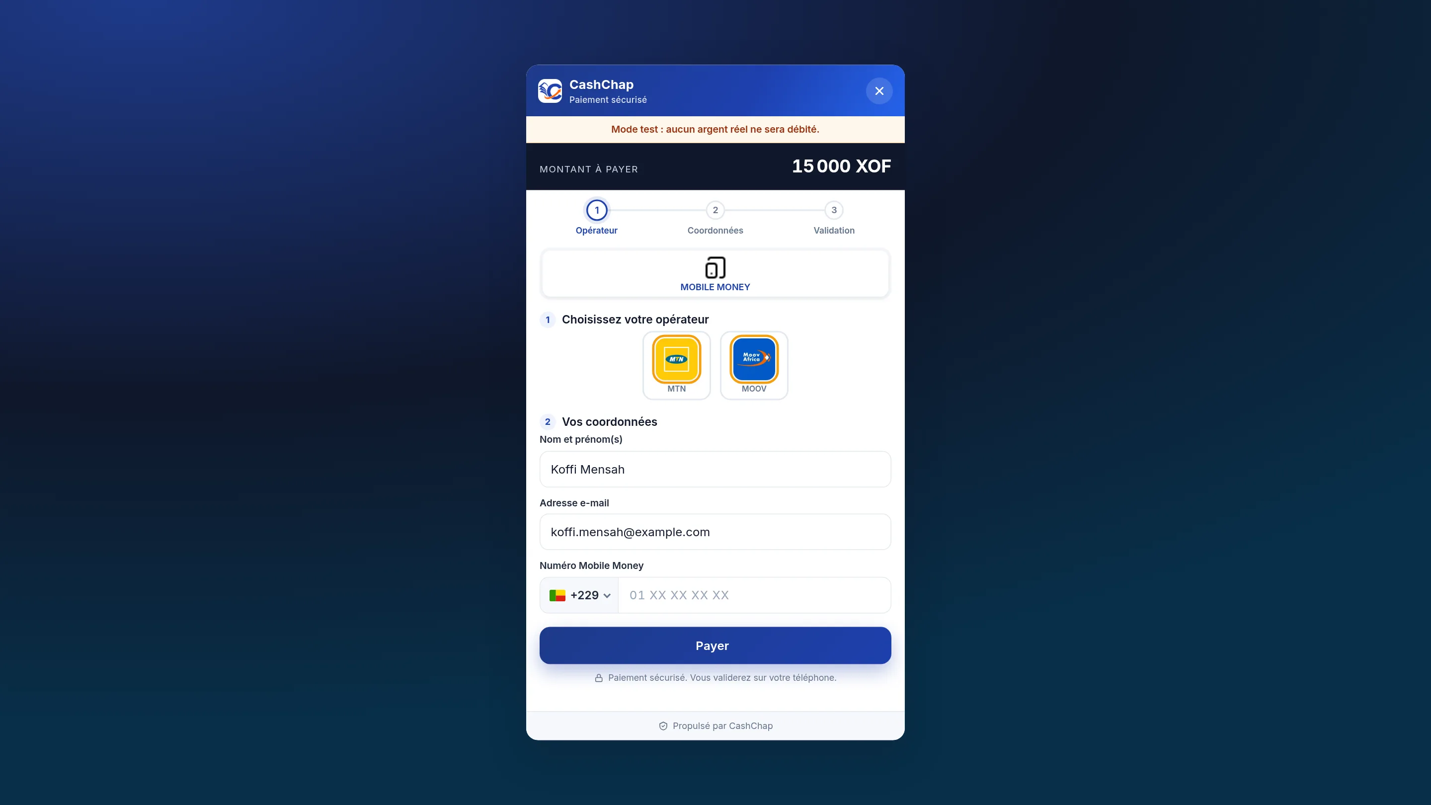 Fenêtre de navigateur de 1920 pixels : le widget CashChap ouvert par le SDK depuis la page produit de « Boutique Démo ». Le widget occupe toute la fenêtre : son fond bleu nuit recouvre la page du marchand, et la fenêtre Paiement sécurisé est centrée, avec le bouton ✕, le bandeau « Mode test : aucun argent réel ne sera débité. », montant à payer 15 000 XOF, étapes Opérateur, Coordonnées, Validation, un seul onglet Mobile Money, choix de l'opérateur MTN ou MOOV, nom Koffi Mensah et e-mail koffi.mensah@example.com déjà remplis par le SDK, champ du numéro Mobile Money avec l'indicatif +229, bouton Payer et pied Propulsé par CashChap.